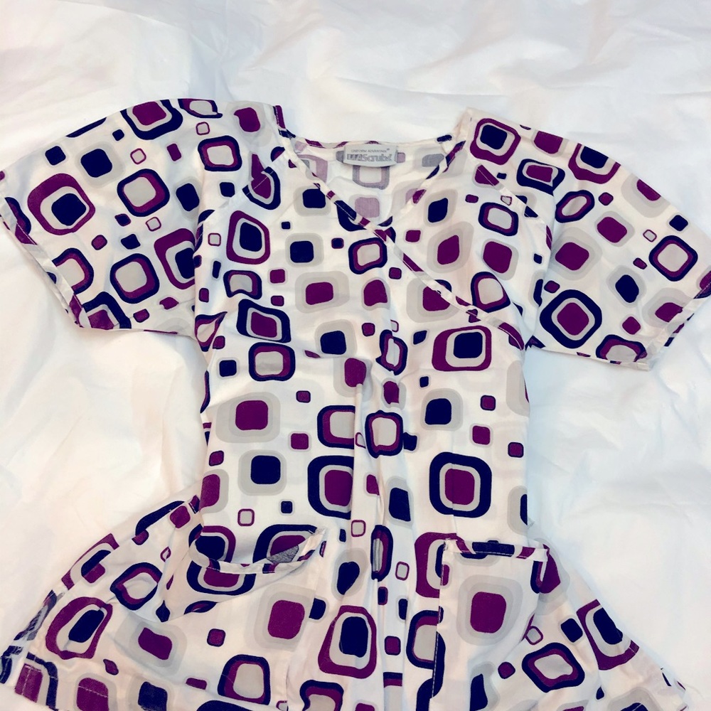 Scrub shirt size amall